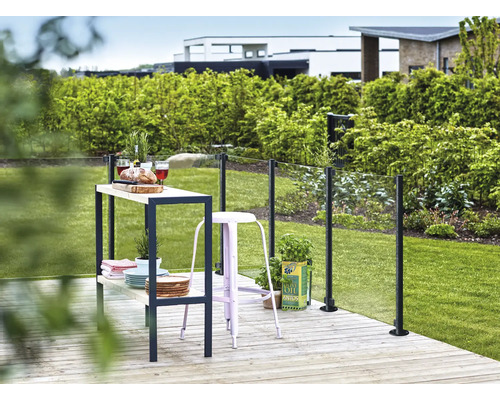 Trädgårdsscen med bar, stol och glasstaket på en träaltan