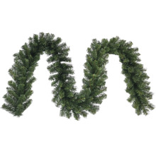 Grön girlang av gran för dekoration