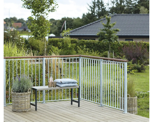 Scen av en terrass med metallräcke, bänk och växtkorgar i trädgården