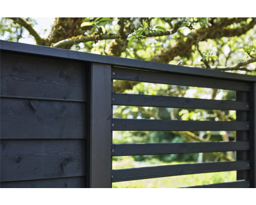 Trästaket med horisontella ribbor för trädgården