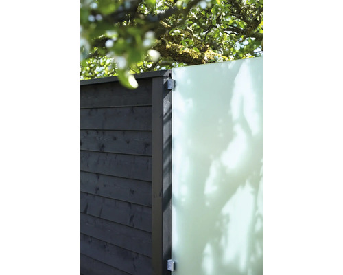 Detaljvy av ett trädgårdsstaket med träelement och en glasruta