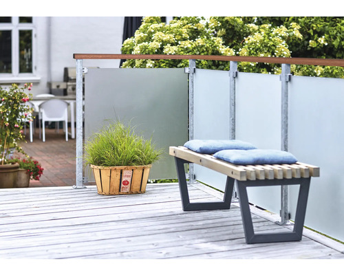 Terrass med bänk, insynsskydd och blomlåda