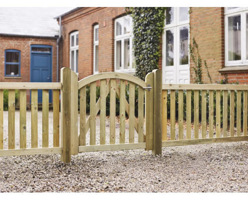 Trästaket med träport framför ett hus