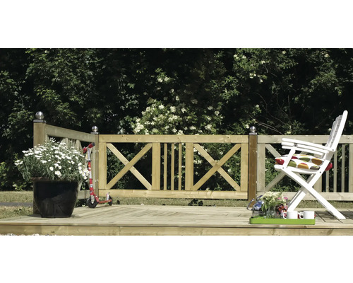 Träterrass med räcke, trädgårdsmöbler och dekoration