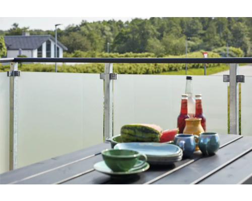 Terrass med bord, drycker och porslin för en avslappnad atmosfär