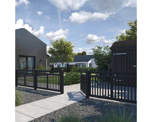 Vy över en trädgård med staket, trädgårdsskjul och bostadshus