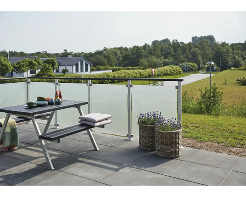 Terrass med picknickbord, insynsskydd och planteringskorgar