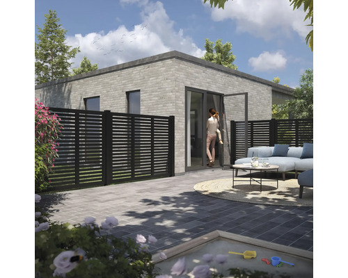 Uteplats med modernt hus, insynsskydd i trä och terrass med trädgårdsmöbler