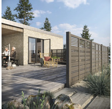 Scen med insynsskydd, trädäck och trädgårdsmöbler framför ett bostadshus