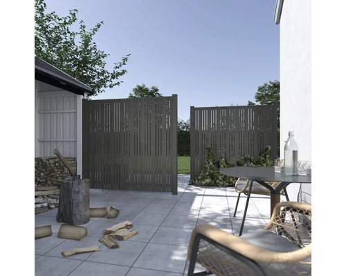 Trädgårdsscen med staket och sittgrupp på en terrass