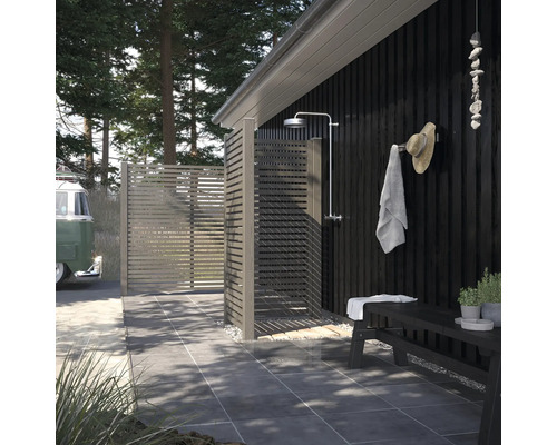 Utomhusdusch med trävägg, bänk och handdukshållare i trädgården