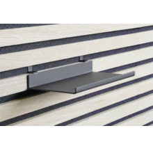 Svart vägghylla på akustikpanel