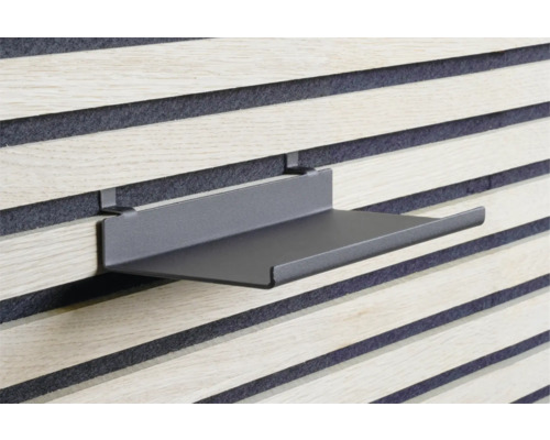 Svart vägghylla på akustikpanel