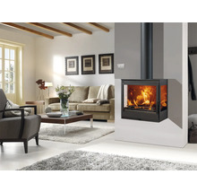 Vardagsrum med eldstad, soffa och soffbord