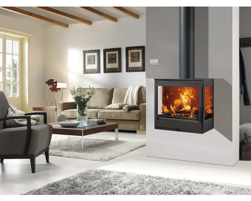 Vardagsrum med eldstad, soffa och soffbord