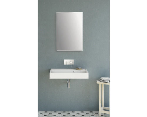 Badrum med handfat, armatur och spegel