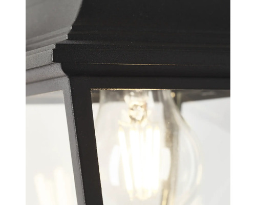 Detaljvy av en svart utomhuslampa med glödlampa.