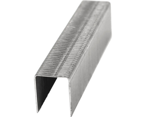 Närbild av häftklamrar i metall