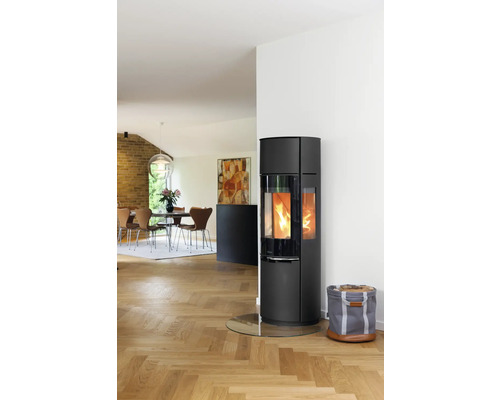 Vardagsrum med kamin, vedkorg och matbord