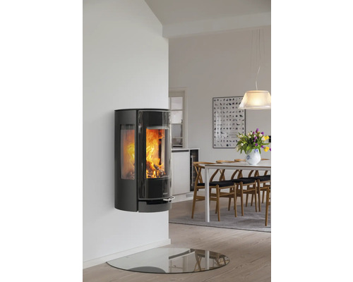 Väggmonterad kamin i vardagsrummet med matbord