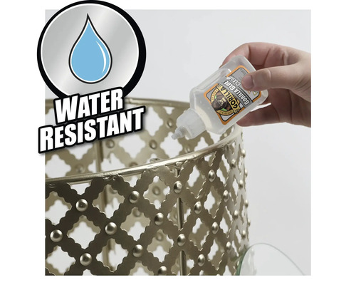 En person applicerar vattenbeständigt universallim på ett dekorativt föremål.