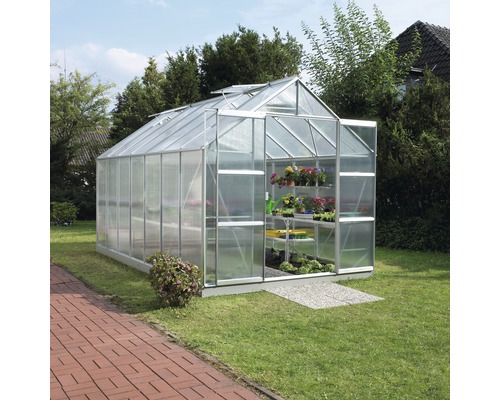 Växthus i trädgården med växthyllor