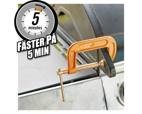 En skruvtving fäster ett arbetsstycke på en grill.