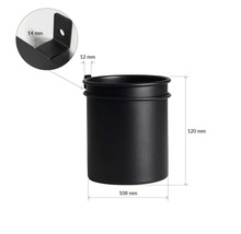 Svart vägghållare med måtten 120 mm höjd och 108 mm diameter.