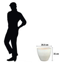 Vit blomkruka med måtten 35,5 cm gånger 31 cm.