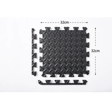 Svart, kvadratisk pusselmatta med 32 centimeters sidlängd och kantbitar