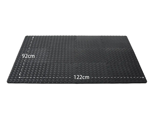 Svart gummimatta som mäter 92 cm x 122 cm.