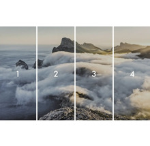 Fyrdelad väggmålning med bergslandskap i dimma