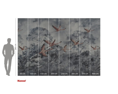 Fototapet med ett motiv av flygande flamingos framför träd