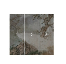 Tredelad väggmålning med en landskapsscen.