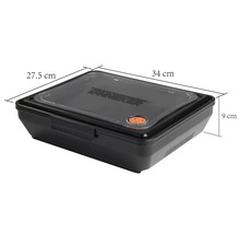 Svart matlåda i plast med måtten 34 x 27,5 x 9 centimeter.