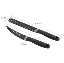 Två filéknivar med svart handtag och blad med utskärningar, längder 36,5 cm och 31,5 cm