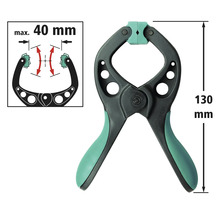 Fjäderklämma med en längd på 130 mm och en maximal spännvidd på 40 mm.