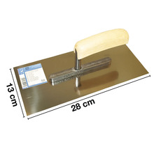 Glättningslev med trähandtag och en bladlängd på 28 x 13 cm.