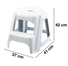 Vit trappall av plast med måtten 42 cm hög, 37 cm bred och 41 cm djup.
