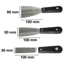 Tre spatlar med plasthandtag och olika bladbredder: 80 millimeter, 50 millimeter och 30 millimeter.