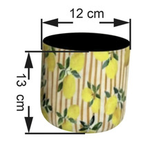 Blomkruka med citronmönster och måtten 12 cm x 13 cm.