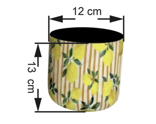 Blomkruka med citronmönster och måtten 12 cm x 13 cm.