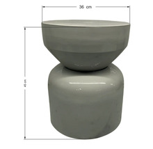 Dekorativ pall, 36 cm bred och 45 cm hög, lämplig för inomhusbruk.