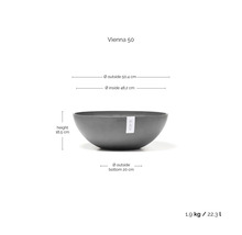 Grå Ecopots planteringsskål Vienna 50: diameter 50,4 centimeter, höjd 18,5 centimeter, volym 22,3 liter, vikt 1,9 kilogram.