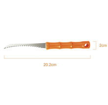 Sticksåg med orange plasthandtag, total längd 20,2 centimeter, bredd 2 centimeter.