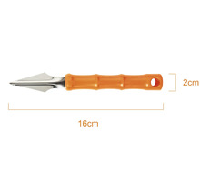 Fogskrapa med orange plasthandtag, total längd 16 centimeter, bredd 2 centimeter.