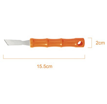 Fogskrapa med plasthandtag, längd 15,5 centimeter och bredd 2 centimeter.