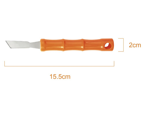 Fogskrapa med plasthandtag, längd 15,5 centimeter och bredd 2 centimeter.