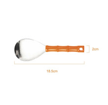 Kokosnötsskrapa i rostfritt stål med orange handtag, total längd 18,5 centimeter, handtagsbredd 2 centimeter.