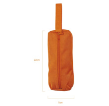 Orange verktygsväska i tyg med dragkedja och bärögla, mått 22 centimeter gånger 7 centimeter.